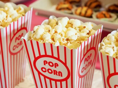 stand de popcorn la banchetul scolar